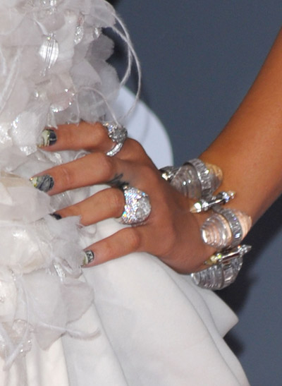 Rihanna. Перманентное глянцевание ногтей